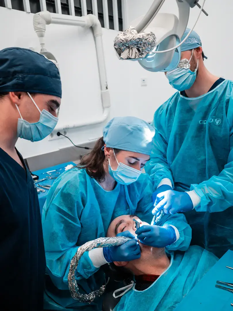 Klinische opleiding in implantologie met behandelplanning.