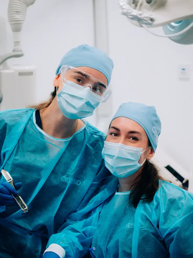 Teamwork tijdens geavanceerde opleiding in implantologie.