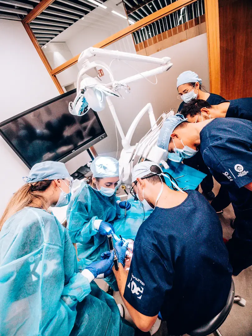 Begeleide klinische procedure in een gespecialiseerde omgeving.