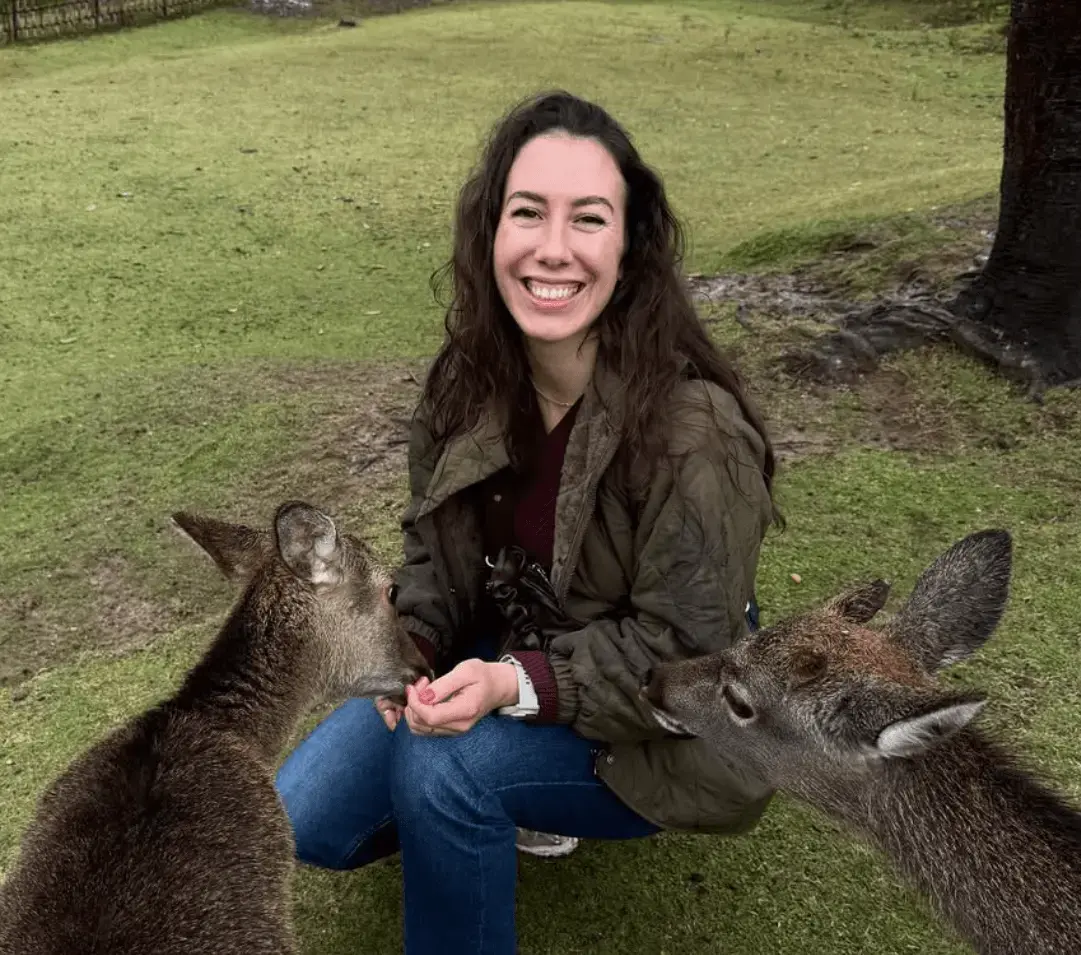Marta lachend tijdens een vrijetijdsactiviteit in de natuur
